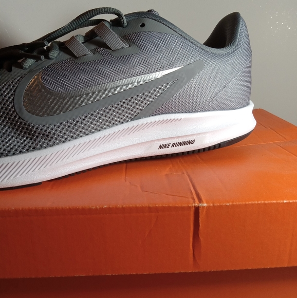 NWT Nike Women's size 12 Running Shoes in Sparkling Silver! - Picture 4 of 15